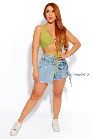 Falda corta estilo cargo con faja a los lados
