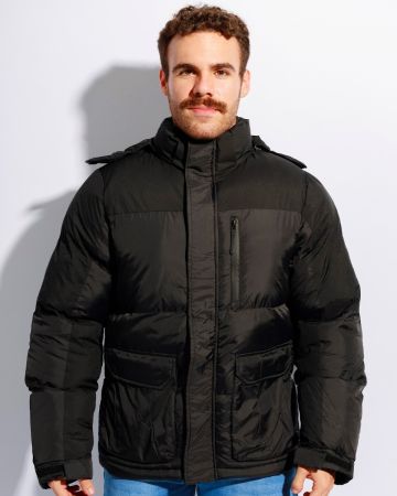 Jacket para caballero con capucha y bolsas en el pecho con cierre