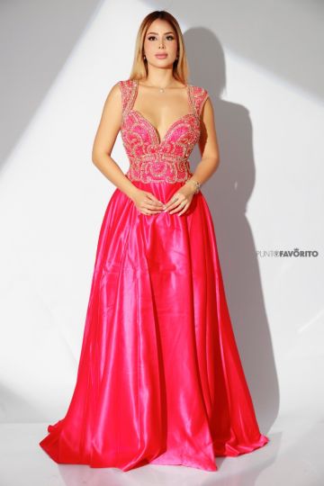 Vestido largo con pedrería en los tirantes